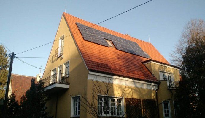 Panele słoneczne na dachu budynku jednorodzinnego