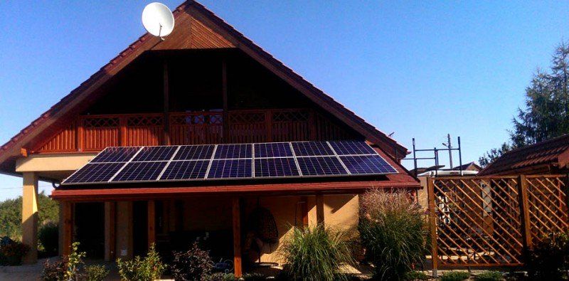 Panele słoneczne zamontowane na dachu