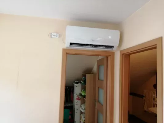 Klimatyzator umieszczony nad drzwiami w jednym z pokoi