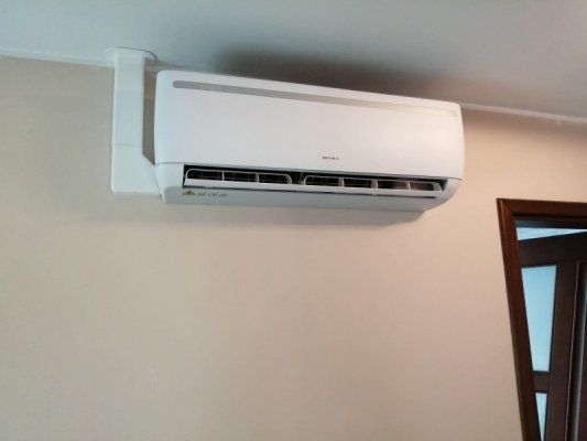 Klimatyzator wewnętrzny na ścianie salonu