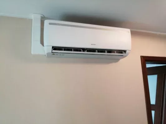 Klimatyzator wewnętrzny na ścianie salonu