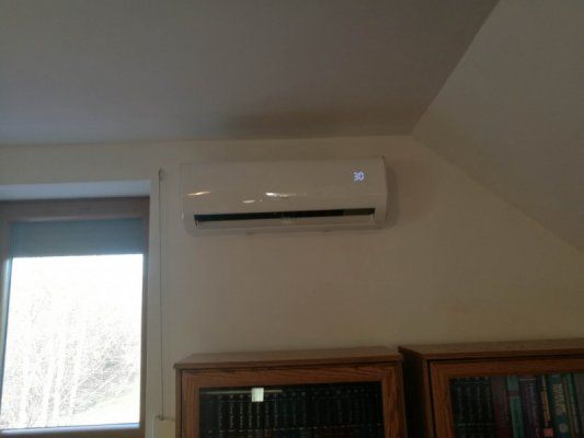 Klimatyzator zamontowany w salonie u jednego z naszych klientów