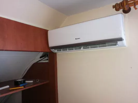 Klimatyzator gree z sprytnie ukrytymi przewodami instalacyjnymi