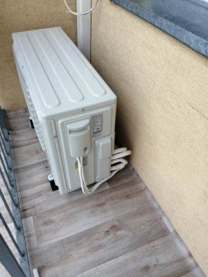 Klimatyzator zewnętrzny na balkonie w bloku