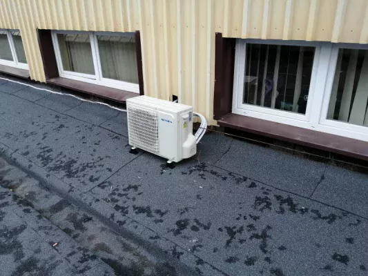 Klimatyzator zewnętrzny umieszczony na dachu budynku