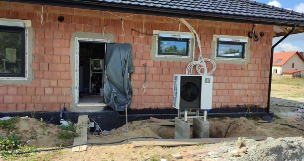 Montaż pompy ciepła powietrze woda w domu jednorodzinnym w Jastkowicach