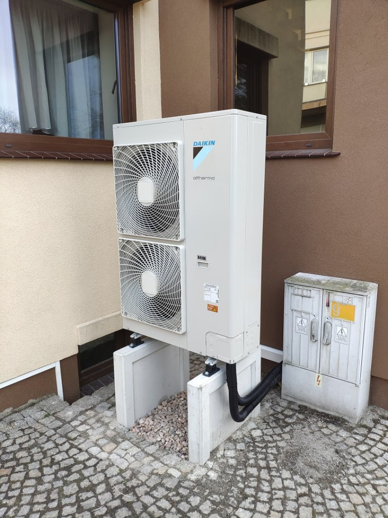 Pompa ciepła Przyszów na betonowym fundamencie