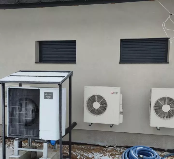 Pompa ciepła Baranów Sandomierski z klimatyzacją na ścianie budynku