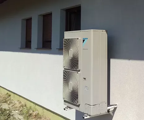 Pompa ciepła Harasiuki powietrze-woda na elewacji budynku