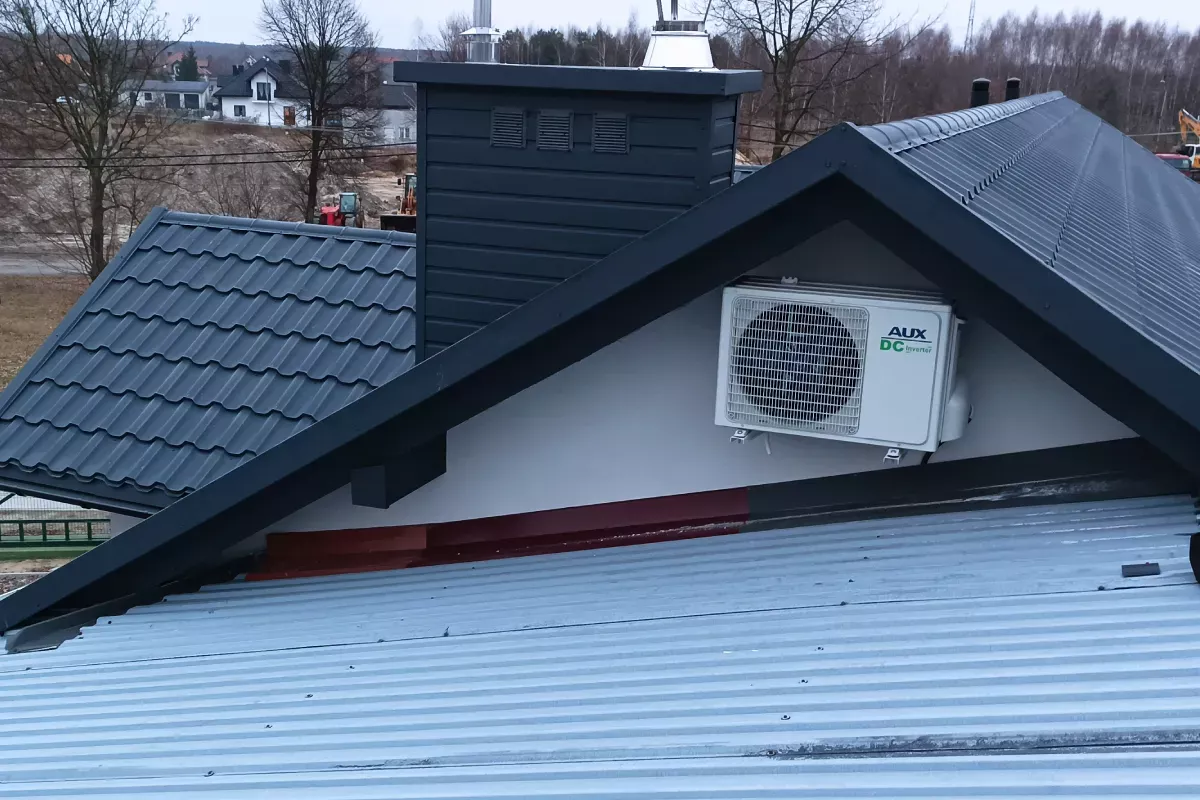 Pompa ciepła Lubaczów firmy Aux umieszczona na dachu