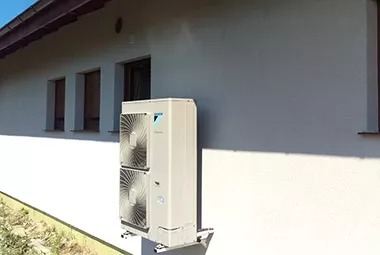 Pompa ciepła Ulanów na elewacji domu jednorodzinnego