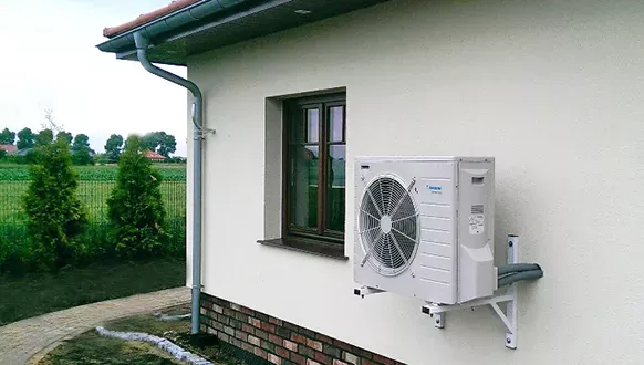 Pompa ciepła powietrze woda zamontowana na elewacji budynku